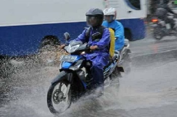 Inilah Sumber Penyebab Helm Bisa Bocor Saat Hujan-hujanan